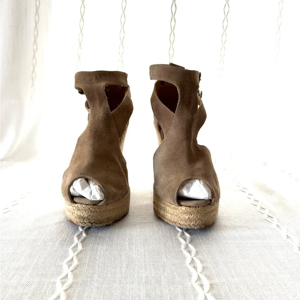 Bettye Muller Women’s Tan Suede Wedge Platform /Espadrille Shoes Size 9.